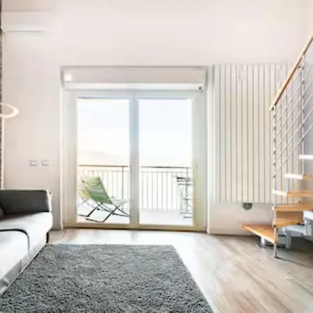 Luxury Lakeview Loft Apartment *