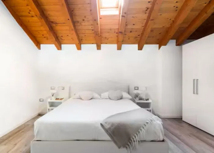 Luxury Lakeview Loft