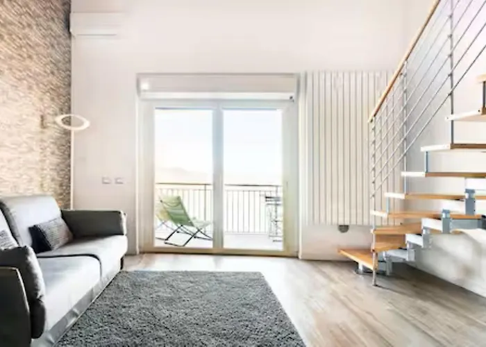 Luxury Lakeview Loft Apartment *